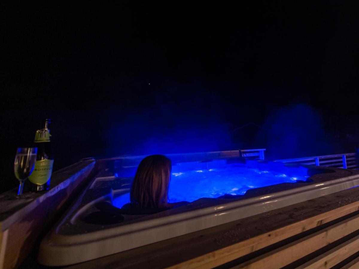 Arctic Lodge Tromvik With Jacuzzi Tromsø Eksteriør billede
